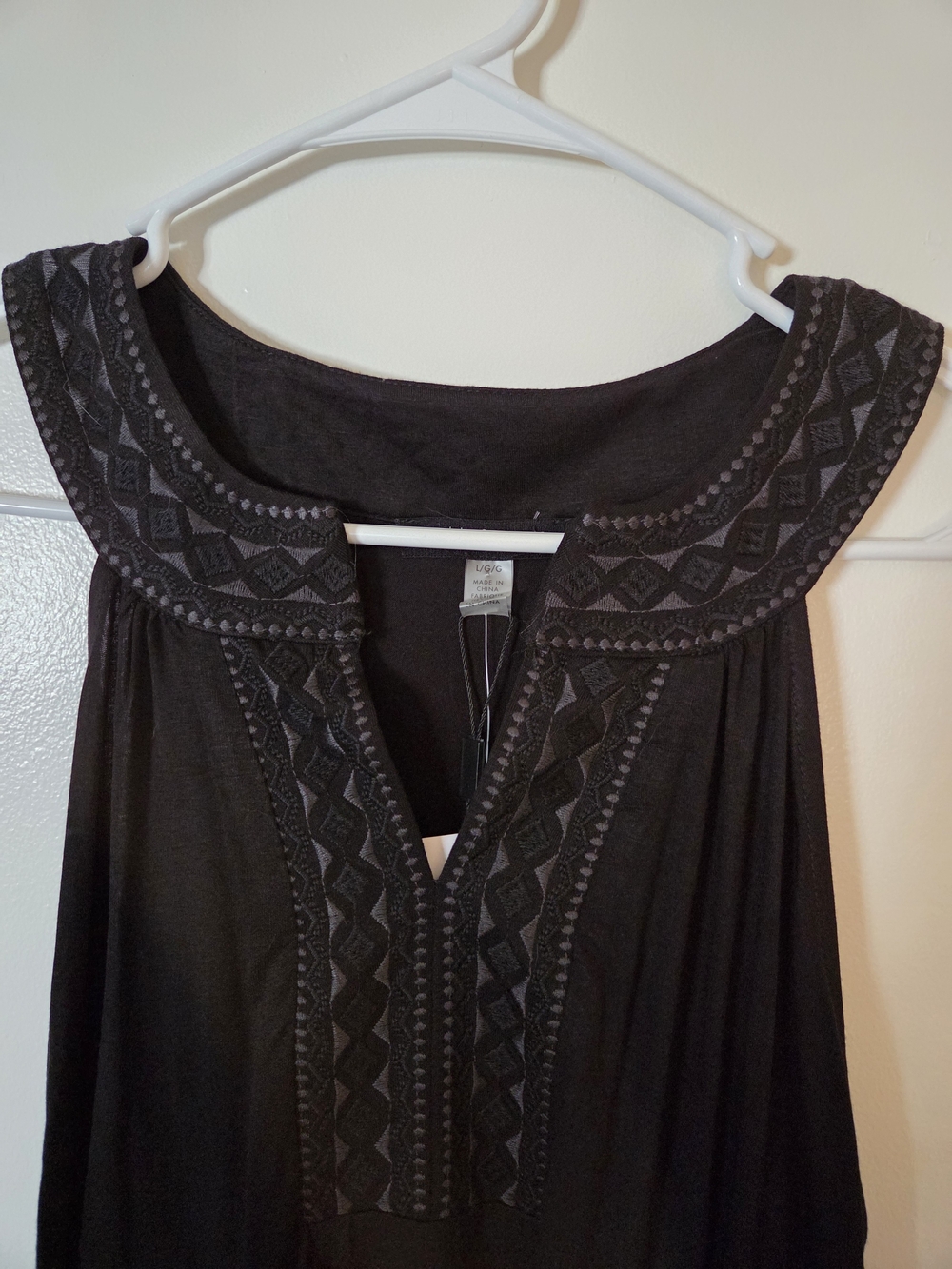 Cable & Gauge Black Embroidered Neckline Sleeveless Top, sz L - Picture 3 of 7